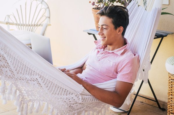 Découvrez le hamac triangle : léger, durable et facile à installer